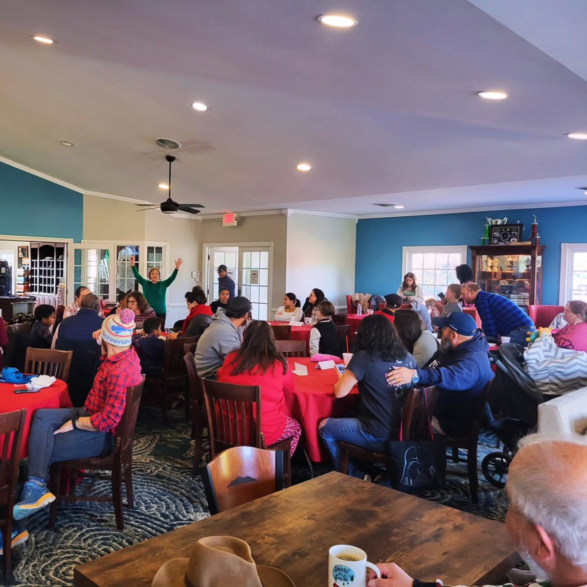 BlueRidgeShadow's tweet image. Look who dropped by the clubhouse this weekend! Santa made time out of his busy schedule to stop in and have some breakfast with the kids and their families! Everyone had a great time taking pictures and celebrating the season! 🎅 #breakfastwithsanta #christmas2024