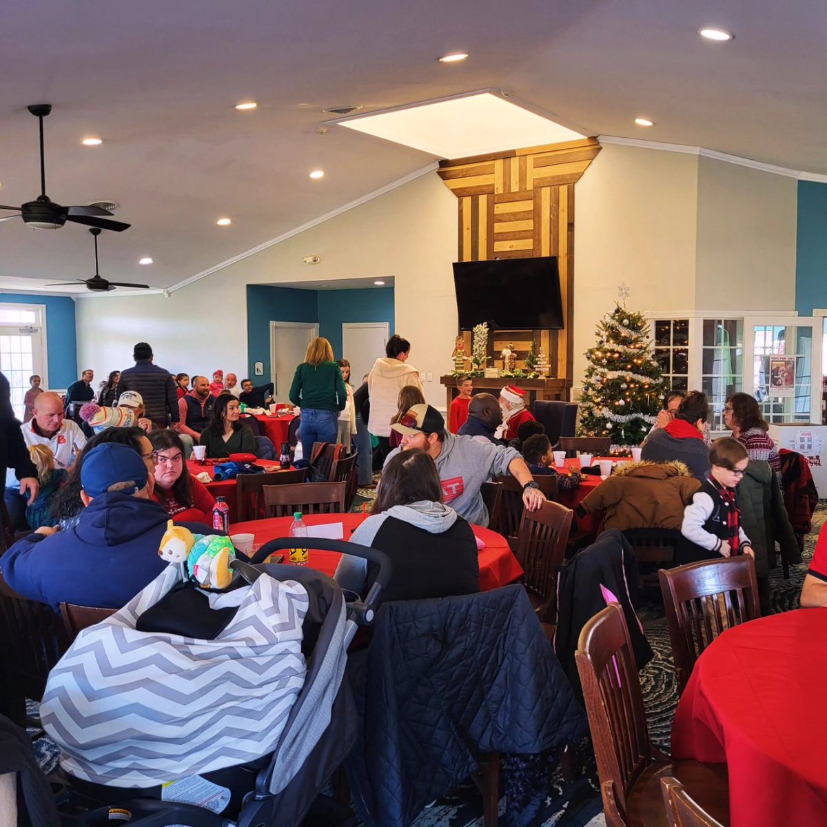 BlueRidgeShadow's tweet image. Look who dropped by the clubhouse this weekend! Santa made time out of his busy schedule to stop in and have some breakfast with the kids and their families! Everyone had a great time taking pictures and celebrating the season! 🎅 #breakfastwithsanta #christmas2024