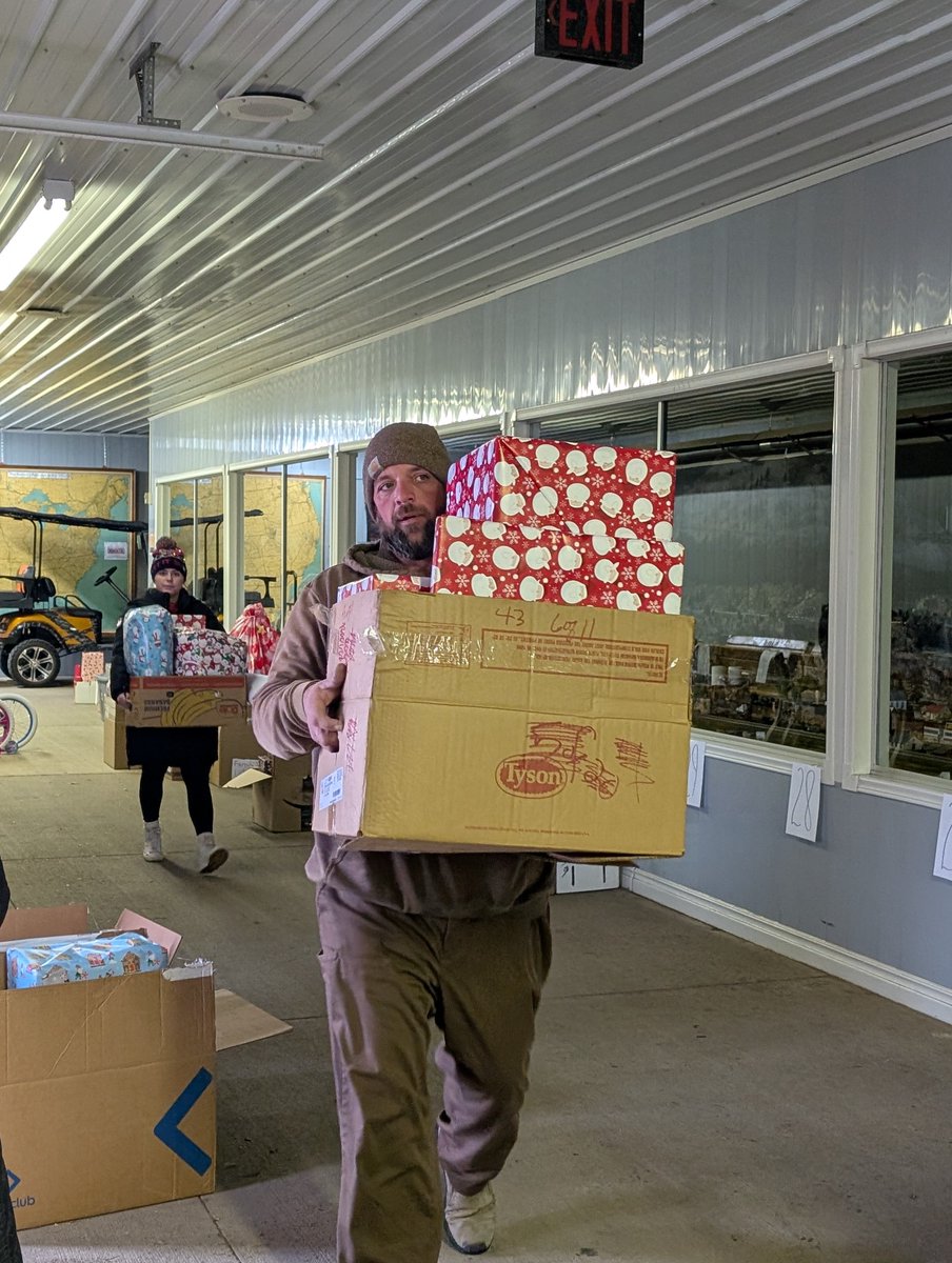UDMO_CAA's tweet photo. This Sunday Christmas gifts from the Community Christmas Program were delivered to families in Clay County!  Thank you Daily Reporter, UPS, and Spencer Fire Department for another successful year! https://t.co/J1iagJSQNd