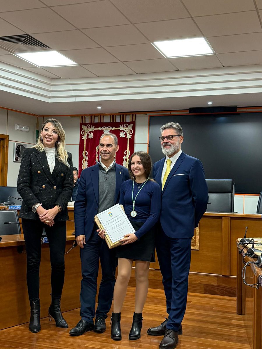 iesAlBaytar's tweet photo. La semana pasada le dieron una medalla al mérito educativo de Benalmádena a nuestra alumna de bachillerato Marta Quesada Montero, ya que tiene muy buen expediente de la ESO.
Muchísimas felicidades!

#iesalbaytar #benalmadena #benalmadenacosta #arroyodelamiel #meritoeducativo https://t.co/e8gc6vFj8O