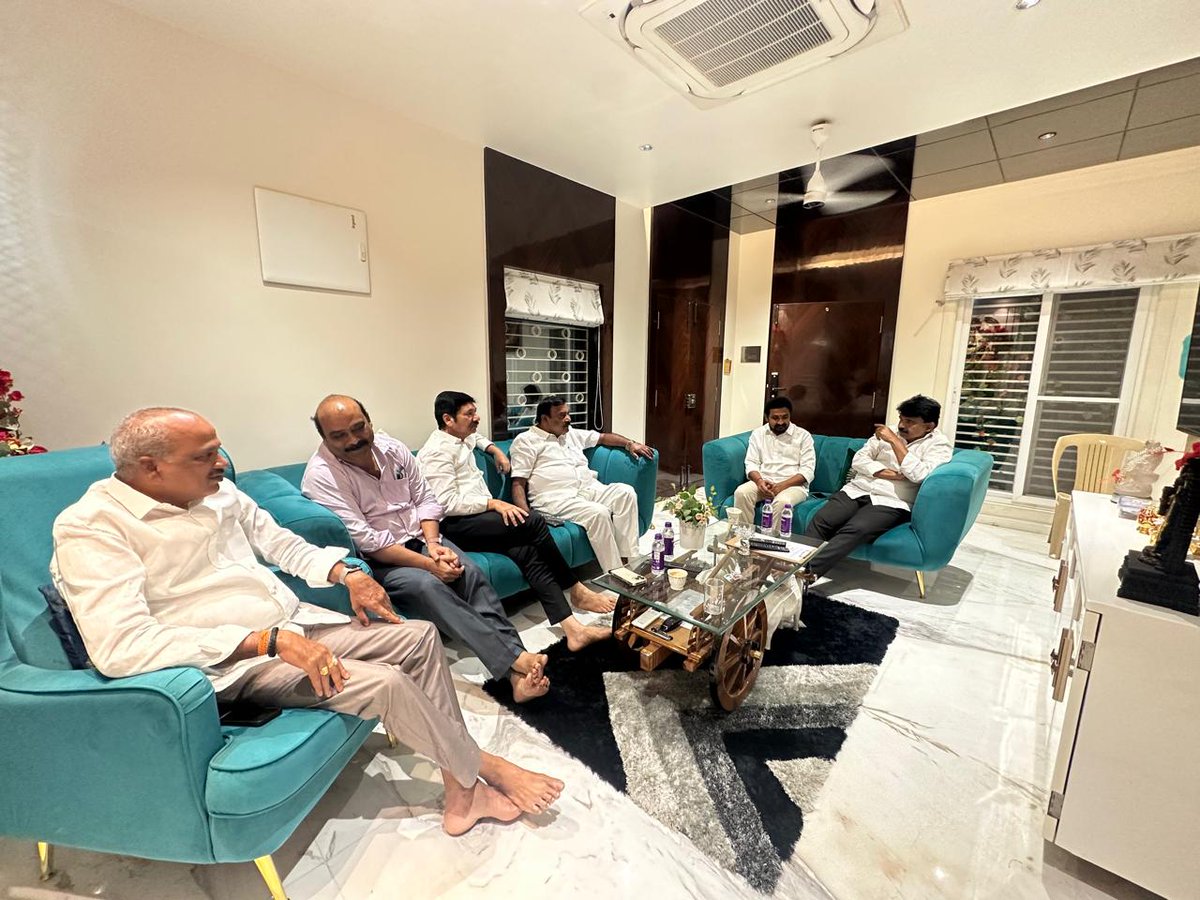 YSRCParty's tweet photo. 16-12-2024
మచిలీపట్నం.

కూటమి ప్రభుత్వం కక్ష సాధింపు చర్యలు ఎదుర్కొంటున్నవైయస్సార్సీపీ కృష్ణా జిల్లా అధ్యక్షుడు, మాజీ మంత్రి పేర్ని వెంకట్రామయ్య(నాని)ని వైయస్సార్సీపీ నేతలు పరామర్శించారు. ఇవాళ మచిలీపట్నంలోని ఆయన నివాసంలో నానిని కలిసిన వైయస్సార్సీపీ మాజీ మంత్రులు జోగి రమేష్‌, మేరుగ నాగార్జున, ఎమ్మెల్సీ అప్పిరెడ్డి, మాజీ ఎమ్మెల్యేలు  కైలే అనిల్ కుమార్, సింహాద్రి రమేష్, పెడన సమన్వయకర్త ఉప్పాల రాము ఆయనకు సంఘీభావం తెలిపారు. 
ప్రభుత్వ వైఫల్యాల మీద నిలదీస్తున్న ప్రతిపక్ష నేతలపై అక్రమ కేసులు బనాయిస్తూ... కక్ష సాధింపులకు పాల్పడుతున్న కూటమి ప్రభుత్వ తీరుపై వారు మండిపడ్డారు. మాజీ మంత్రుల నుంచి సాధారణ కార్యకర్తల వరకూ అందరిపైనా అక్రమ కేసులు బనాయిస్తూ.. ప్రభుత్వం డైవర్షన్ పాలిటిక్స్ కు పాల్పడుతుందని ఆగ్రహం వ్యక్తం చేసారు. అందులో భాగంగానే ప్రభుత్వ తప్పిదాలను నిలదీస్తున్న పేర్ని నాని కుటుంబాన్ని కేసుల పేరుతో వేధిస్తోందని... నాని కుటుంబానికి వైయస్సార్సీపీ అండగా ఉంటుందని భరోసా ఇచ్చారు.

#SadistChandraBabu
#MosagaduBabu