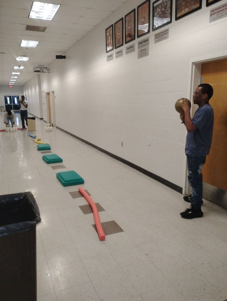 NNPSHPE's tweet photo. Hallways make great space for physical education activities when needed.
Ms. Williams-Roots’ Adapted PE class practices their 🎳 skills at @HeritageHS
#highschoolPE #PhysEd #APE #bowlinginPE #adapttoyourenvironment https://t.co/ny7sAVij0O