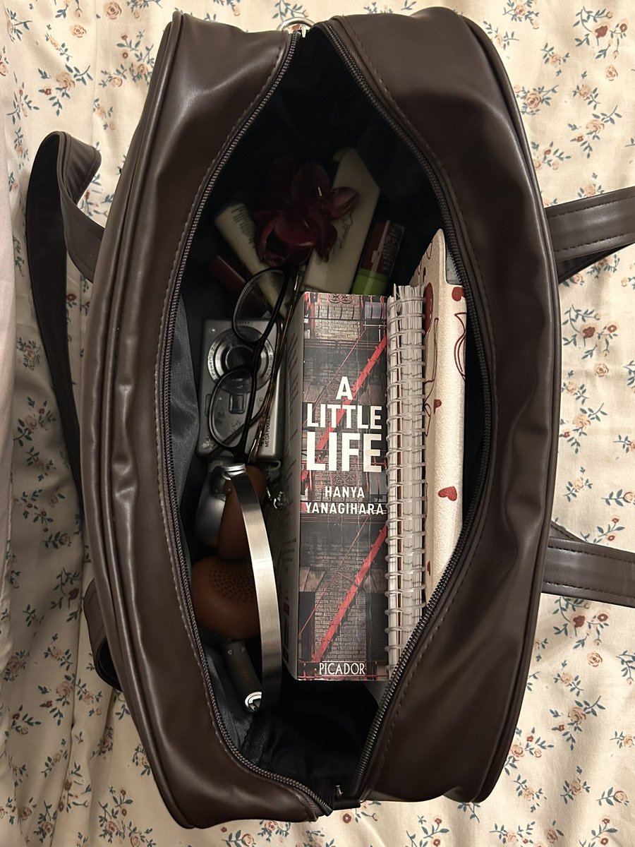 iimsnowie's tweet image. Uni bag🍎💼