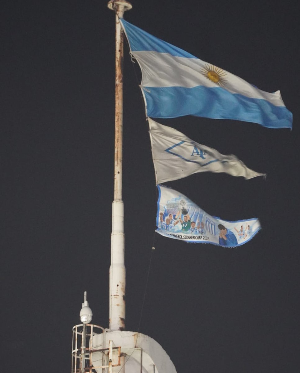 SOMOS DISTINTOS💙
SOMOS CAMPEONES 🏆

Cuando nuestros jugadores llegan a lo más alto, los reconocemos desde lo más alto.👏👏👏

🎨 Gran obra de Mayra Zelaya