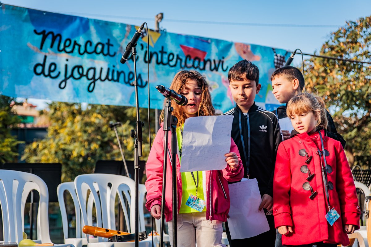 ElPratEducacio's tweet photo. 🌟 L'11è Mercat d’Intercanvi de Joguines de les AMPA i les AFA omple la Plaça Catalunya de solidaritat, consum responsable i treball cooperatiu!
👨‍👩‍👧‍👦 Va esdevenir un èxit de participació! 1.500 persones i 1.000 joguines recollides 🎁.
Més info👉https://t.co/Ig3xi5WvBG https://t.co/QcQQEbytRZ