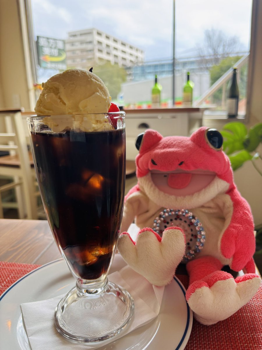 yohosino's tweet photo. 私もこころさんも初Diroさんでした♡🐸
コーヒーフロー美味でした!
お店の方がお会計際に星乃ヨウさんですか?って聞いて下さって嬉しかったです☺️
ありがとうございました、また伺います❣️
#CafeBarDiro
#ディロ
#Diro
#コーヒーフロート https://t.co/TPGUbvTD5H