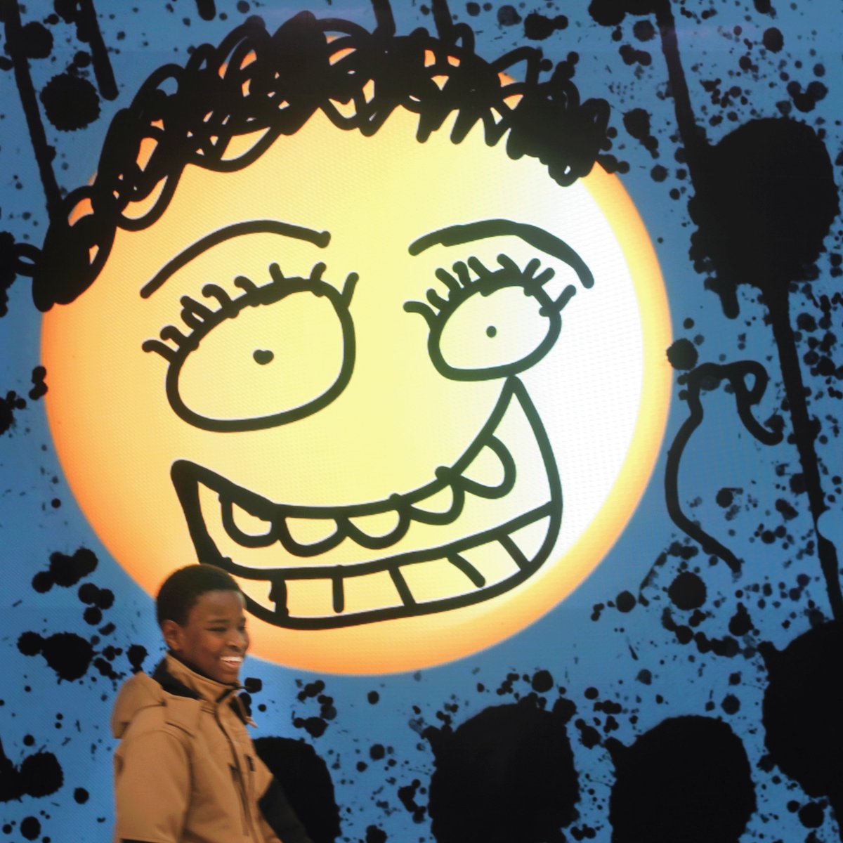 UrbanArtsOrg's tweet image. Students from our #CommunitySchools created original #emojis at an in-store Apple workshop for #CSEdWeek These creative technologist from IS528 &amp;amp; The Facing History School designed cool new material &amp;amp; posed with their work on the giant screen. Round of applause 👏🏽👏🏽👏🏽 for these…