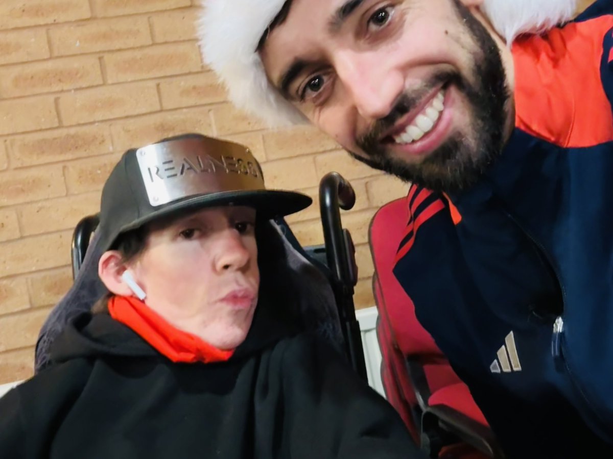 KyleWells316's tweet image. Hey @B_Fernandes8 Thanks for today Bruno! ⚽️ @ManUtd @MU_Foundation #MerryChristmas 🎄🎁