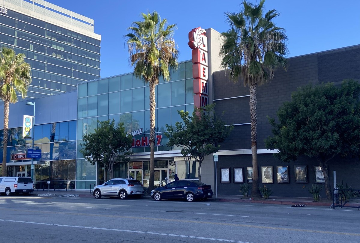 Disneyfan9523's tweet photo. Today I Will Be Going To The Laemmle NoHo Theatre In North Hollywood To See The One Week Los Angeles Engagement Of The Day The Earth Blew Up A Looney Tunes Movie. #LaemmleTheatres #TheDayTheEarthBlewUp #LooneyTunesMovie #DaffyDuck #PorkyPig #WarnerBrothersAnimation https://t.co/YQWaS1hezP