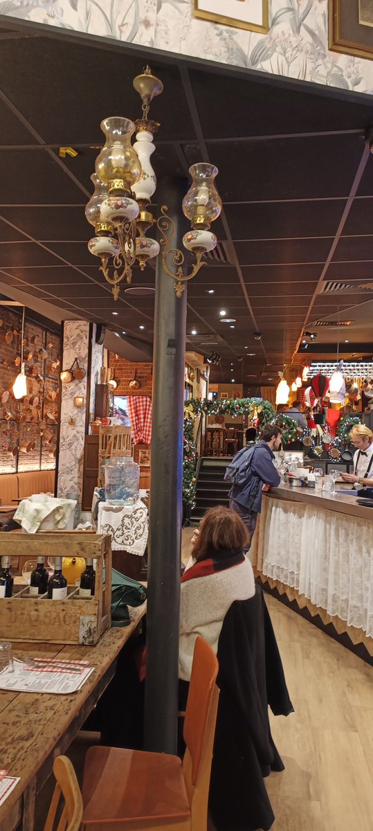BenoitHivon's tweet photo. Bistrot où la simplicité et l'authenticité sont à l'honneur avec une cuisine mettant en avant des produits frais et de saison.
J'ai découvert cet établissement et y ai partagé un moment convivial avec mes amis et en présence de Maïté😄
#NosRestaurateursOntDuTalent 
#Estaminet https://t.co/8eXNbhoPVj