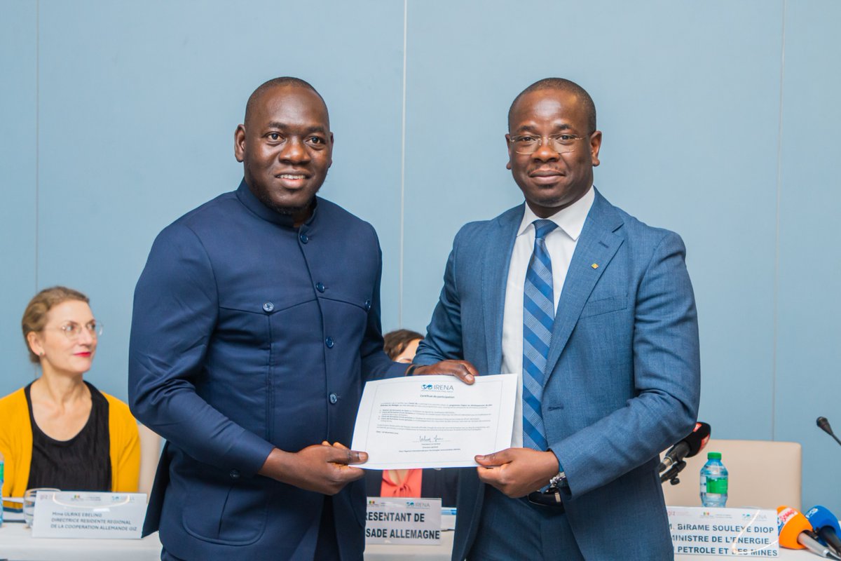 Mepsenegal's tweet photo. En collaboration avec l'@IRENA et la @giz_gmbh, le Ministère de l'Énergie, du Pétrole et des Mines a organisé un atelier de clôture de haut niveau pour marquer la fin de la première phase du Programme de renforcement des capacités de planification énergétique à long terme.

Ce programme, axé sur l’utilisation du modèle SPLAT-MESSAGE de l’IRENA, a permis :
✅ Une formation de plus de 300 heures en faveur des acteurs 
✅ La création d’une "équipe nationale" officielle pour élaborer un modèle SPLAT-Sénégal.
✅ La rédaction d’un document stratégique pour intégrer la modélisation dans les processus de planification et les investissements énergétiques nationaux.

L'atelier est présidé par M. le Ministre @BirameSouleye, en présence de Mme Nina Neubecker, Cheffe de Coopération adjointe à l’Ambassade d’Allemagne au Sénégal et de M. @flacamera, Directeur général de l'@IRENA. 

Les participants de la première phase ont reçu leurs certificats. 

Le Ministre a souligné l'importance de ce partenariat tripartite pour le renforcement des capacités nationales et la souveraineté énergétique du Sénégal souverain et prospère. La prochaine étape est la Phase 2 du programme qui s’étendra à l’ensemble du secteur de l’énergie, incluant des thématiques telles que l’efficacité énergétique et l’intégration de systèmes modernes pour une énergie durable et accessible à tous.

#MEPM #PlanificationÉnergétique #SouverainetéÉnergétique #IRENA #GIZ #Sénégal2050