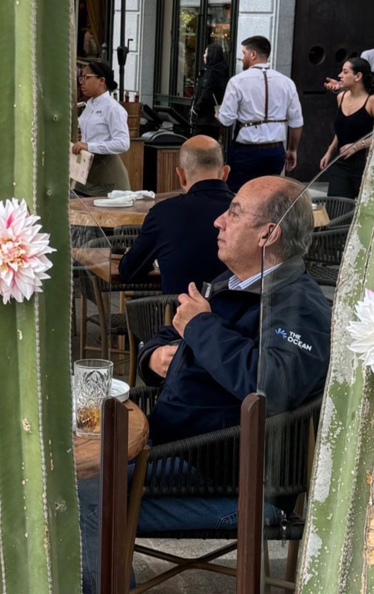 #ULTIMAHORA
🚨 SE FILTRA IMAGEN de Calderón en un lujoso restaurante en Madrid tomándose su whiskey doble en las rocas y guardándose su botella 

Ya es Lupe-Reyes y Borolas lo sabe...