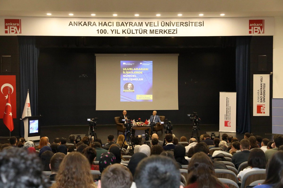 Bugün Hacı Bayram Veli Üniversitesinde değerli hocalarımız ve öğrenci arkadaşlarımızla bir araya gelerek, güncel uluslararası gelişmeler hakkında bir sohbet gerçekleştirdik. Hızla değişen küresel ve bölgesel güç dengelerini, ihtilafları ve bunların çözüm süreçlerini, daha adil