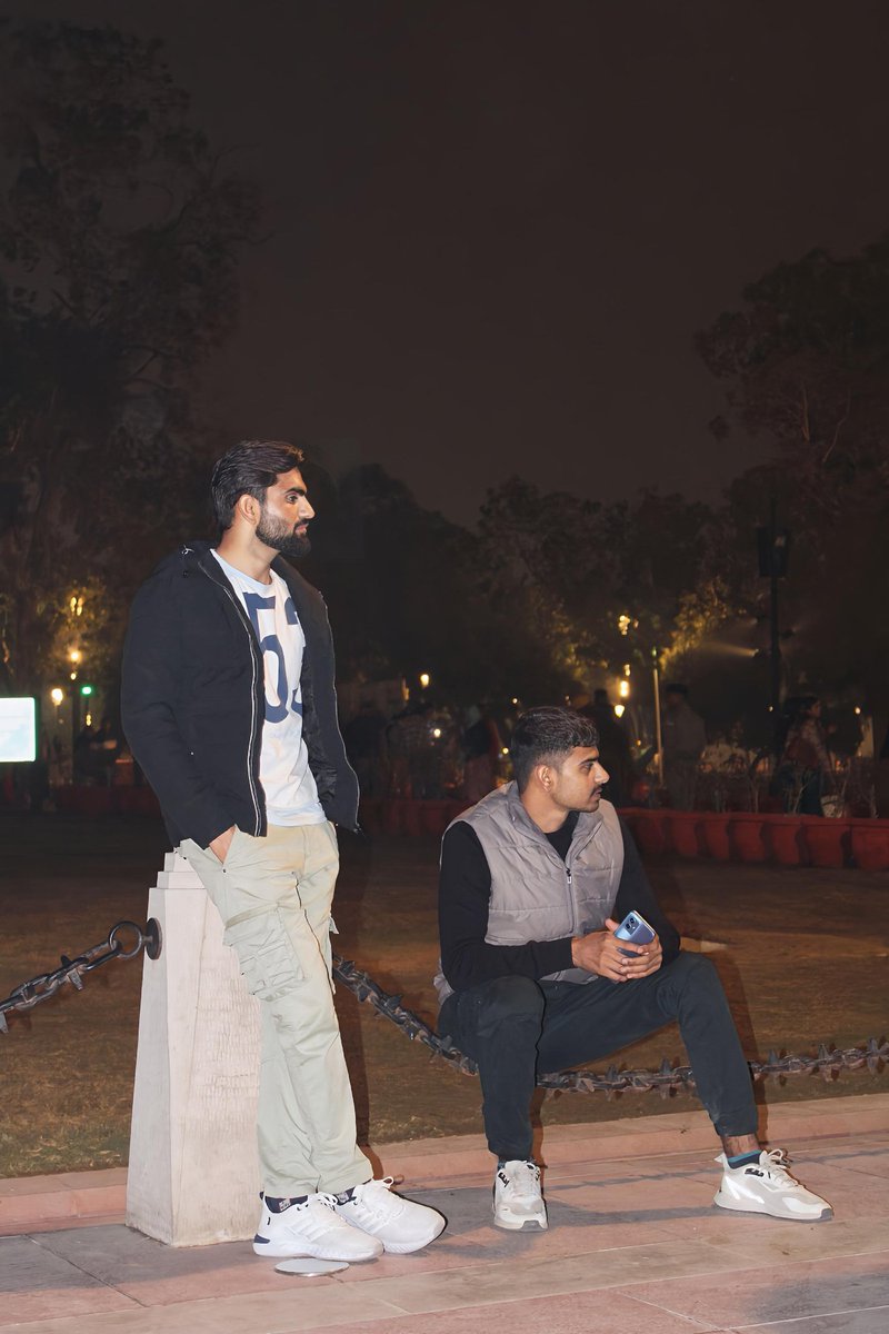 दोस्त दिल रखने को करते हैं बहाने क्या क्या ..!
रोज़ झूटी ख़बर-ए-वस्ल सुना जाते हैं....!!

#Delhi