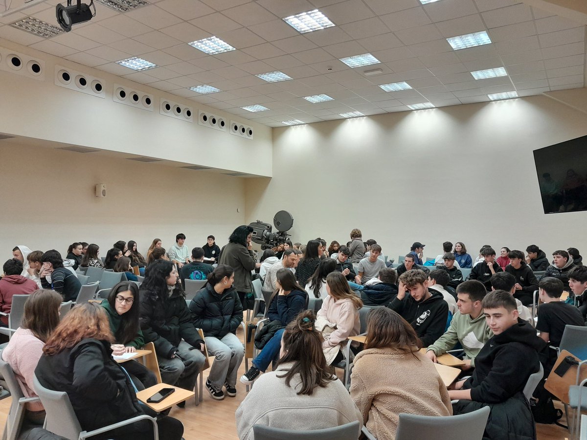 🎥✨Gaur esperientzia bikaina bizi izan dugu gure zineforumean!

Ikasleek aktiboki parte hartu dute, #Empatía dokumentalari buruz hausnartuz eta ideiak partekatuz.🍿🎬
Ikaskuntzaz eta emozioz betetako gune aberasgarria izan da. Eskerrik asko guztioi zuen inplikazioagatik!🙌💡