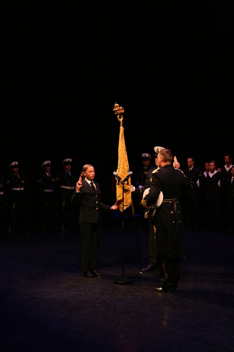 Het doorlopen van een militaire opleiding is geen vanzelfsprekendheid. Daarom zijn we extra trots op de 73 collega's die we vorige week mochten beëdigen. Zij doorliepen de Eerste Maritiem Militaire Vorming en gaan nu aan de slag bij de Koninklijke Marine. 

Welkom aan boord!