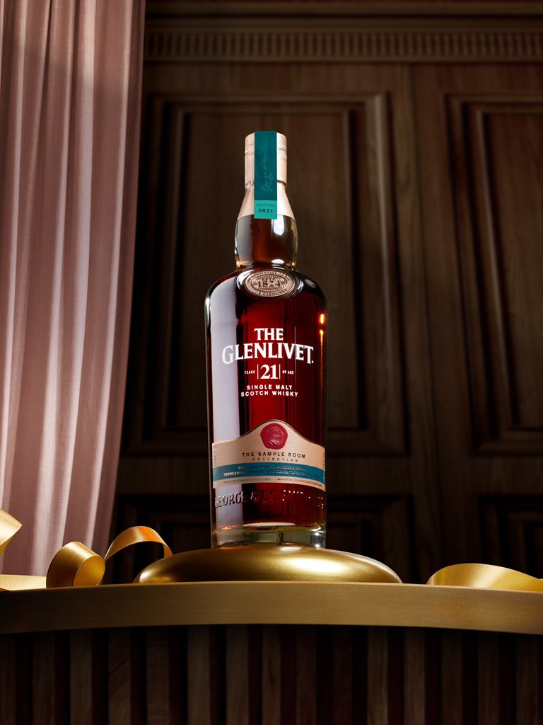 With luscious notes of caramelized pears and juicy sultanas intertwined with fragrant nutmeg and warming cinnamon, The Glenlivet 21 is the perfect gift that showcases taste and sophistication effortlessly.