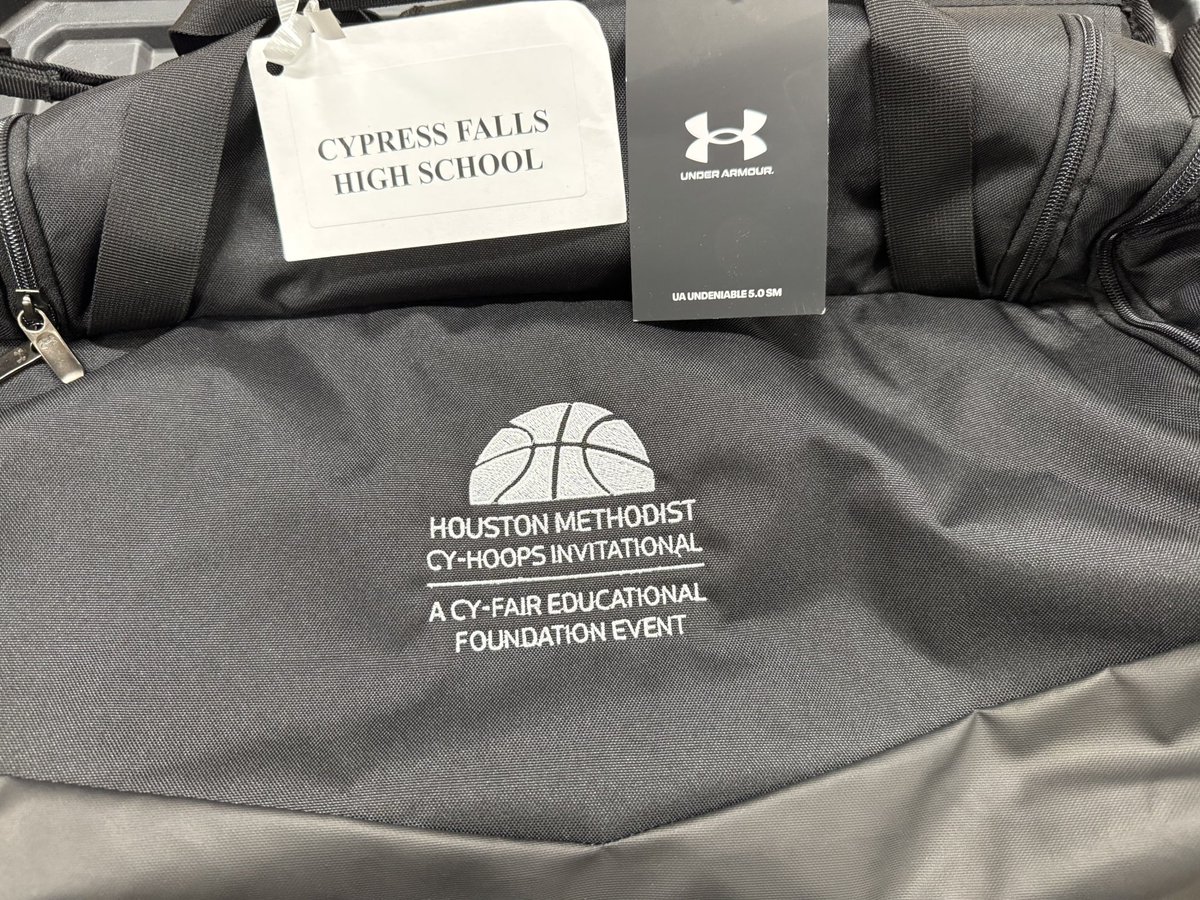 Thank you to <a href="/swipathefox/">De'Aaron Fox</a> <a href="/brandcurry/">brandcurry</a> and <a href="/UnderArmour/">Under Armour</a> for the fresh gear and a great weekend of hoops at the <a href="/CyHoopsInv/">Houston Methodist Cy-Hoops Invitational</a> !!!

#TraditionLivesHere