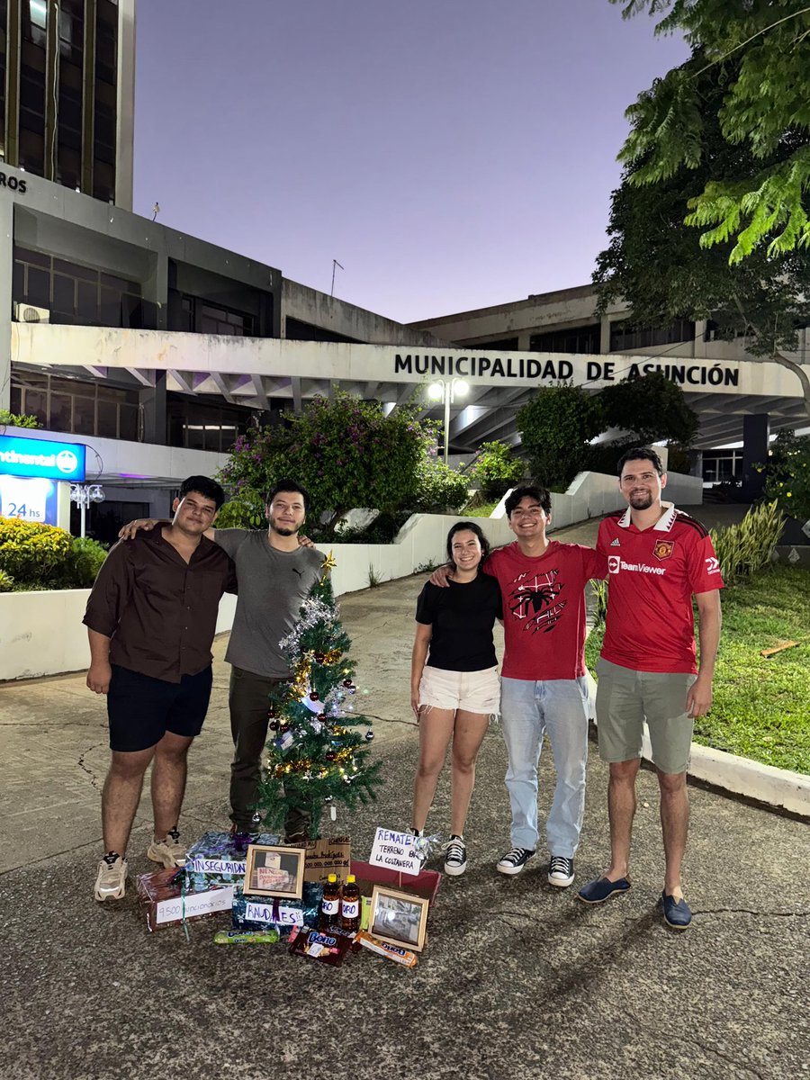 Muy lindo tu pesebre, muy rico tu clericó, pero muchos malos regalos nos dejaste este año <a href="/nenechopy/">Nenecho Rodríguez</a> 🎁 

La PEOR gestión municipal de la historia!!! pero bueno, a seguir trabajando para pagar a los operadores... 🚩

¿De qué otros regalos se olvidó Papá Noel?🎅🏼