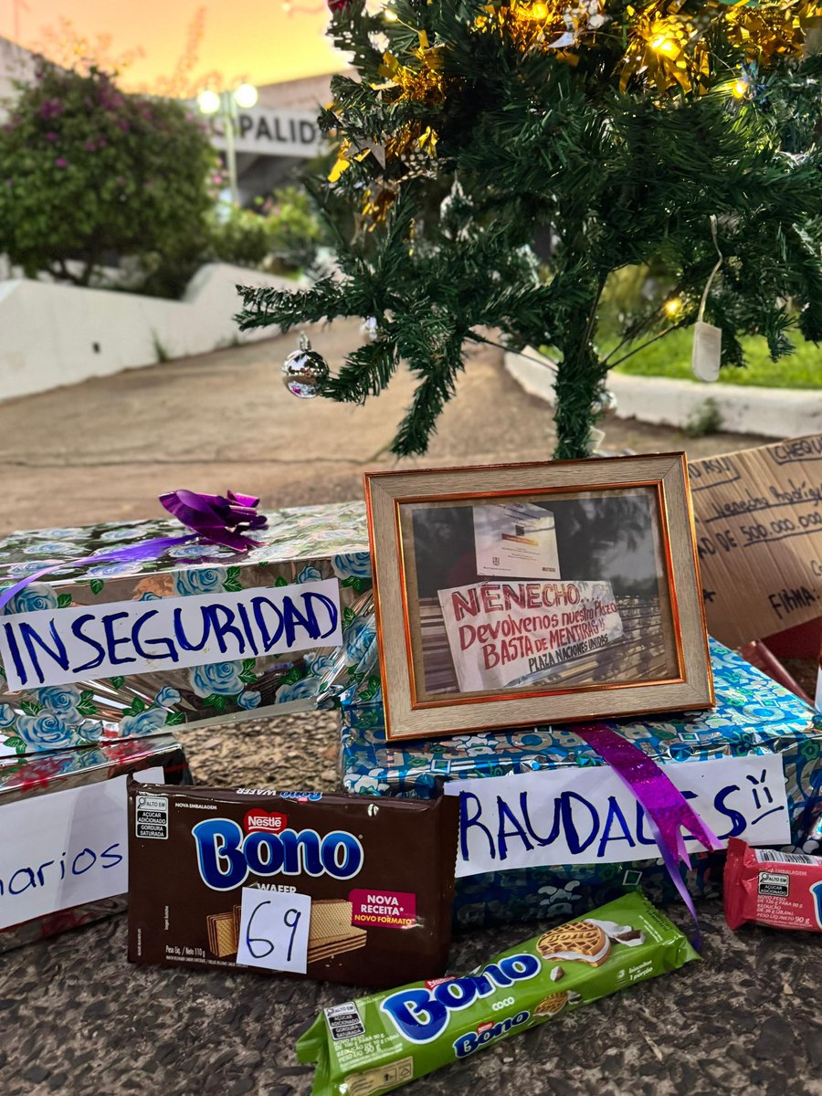 EquipoJovenPQ's tweet photo. Muy lindo tu pesebre, muy rico tu clericó, pero muchos malos regalos nos dejaste este año @nenechopy 🎁 

La PEOR gestión municipal de la historia!!! pero bueno, a seguir trabajando para pagar a los operadores... 🚩

¿De qué otros regalos se olvidó Papá Noel?🎅🏼 https://t.co/xdcShBxxK5