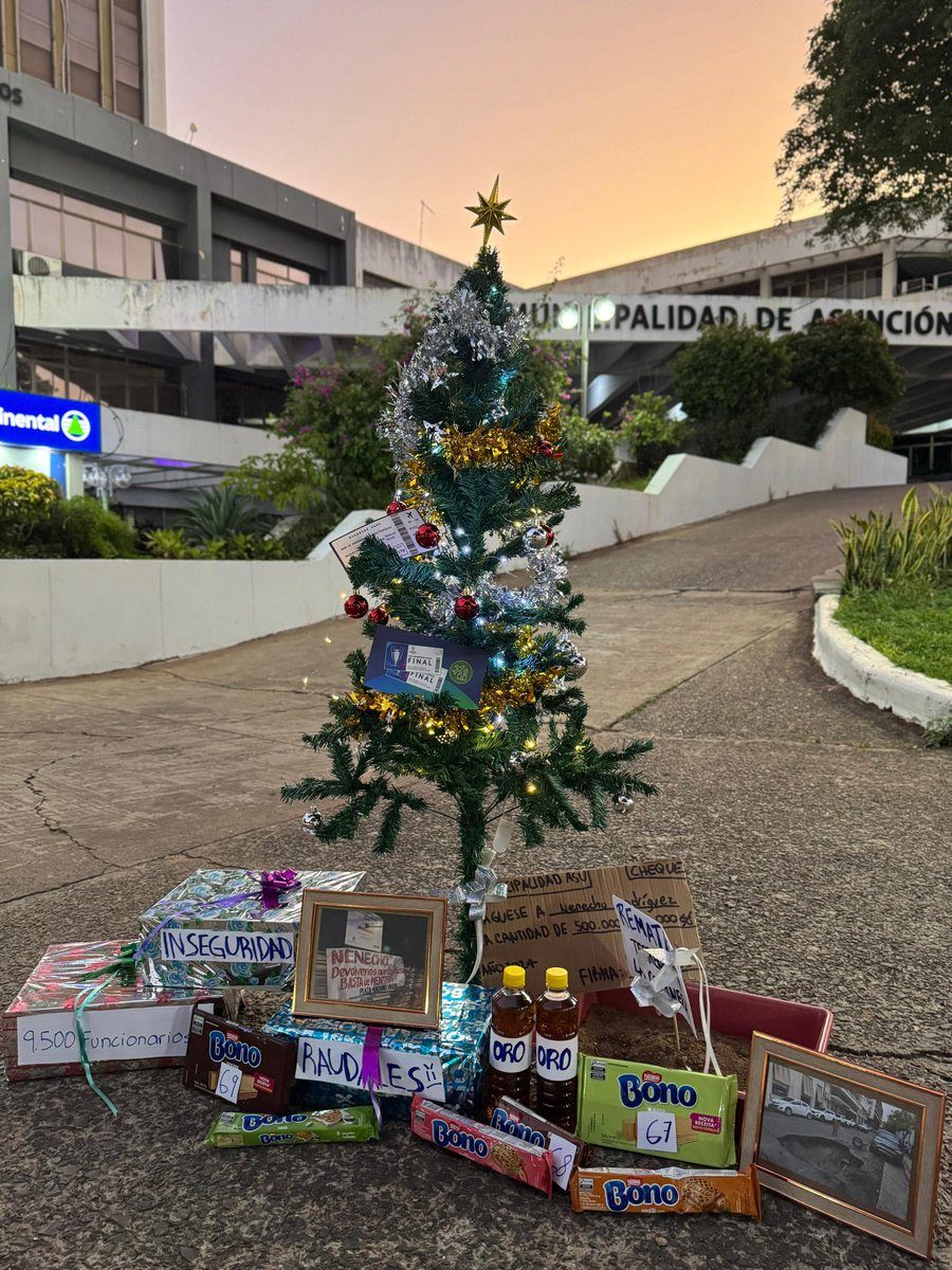 EquipoJovenPQ's tweet photo. Muy lindo tu pesebre, muy rico tu clericó, pero muchos malos regalos nos dejaste este año @nenechopy 🎁 

La PEOR gestión municipal de la historia!!! pero bueno, a seguir trabajando para pagar a los operadores... 🚩

¿De qué otros regalos se olvidó Papá Noel?🎅🏼 https://t.co/xdcShBxxK5