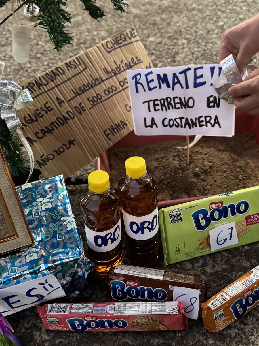 EquipoJovenPQ's tweet photo. Muy lindo tu pesebre, muy rico tu clericó, pero muchos malos regalos nos dejaste este año @nenechopy 🎁 

La PEOR gestión municipal de la historia!!! pero bueno, a seguir trabajando para pagar a los operadores... 🚩

¿De qué otros regalos se olvidó Papá Noel?🎅🏼 https://t.co/xdcShBxxK5