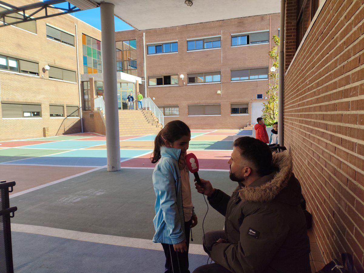 Colegios Zola Madrid (@colegioszola) on Twitter photo Nos visita @jimeno en el #ColegioZolaVillafranca. Estudiantes de 2º de primaria le reciben con dibujos y él nos responde con mucho humor del bueno y risas. ¡Qué buena mañana hemos pasado! <a href="/CADENA100/">CADENA 100</a> #ColegiosZola #radio #Zolaenlaradio Nos visita @jimeno en el #ColegioZolaVillafranca. Estudiantes de 2º de primaria le reciben con dibujos y él nos responde con mucho humor del bueno y risas. ¡Qué buena mañana hemos pasado! <a href="/CADENA100/">CADENA 100</a> #ColegiosZola #radio #Zolaenlaradio
