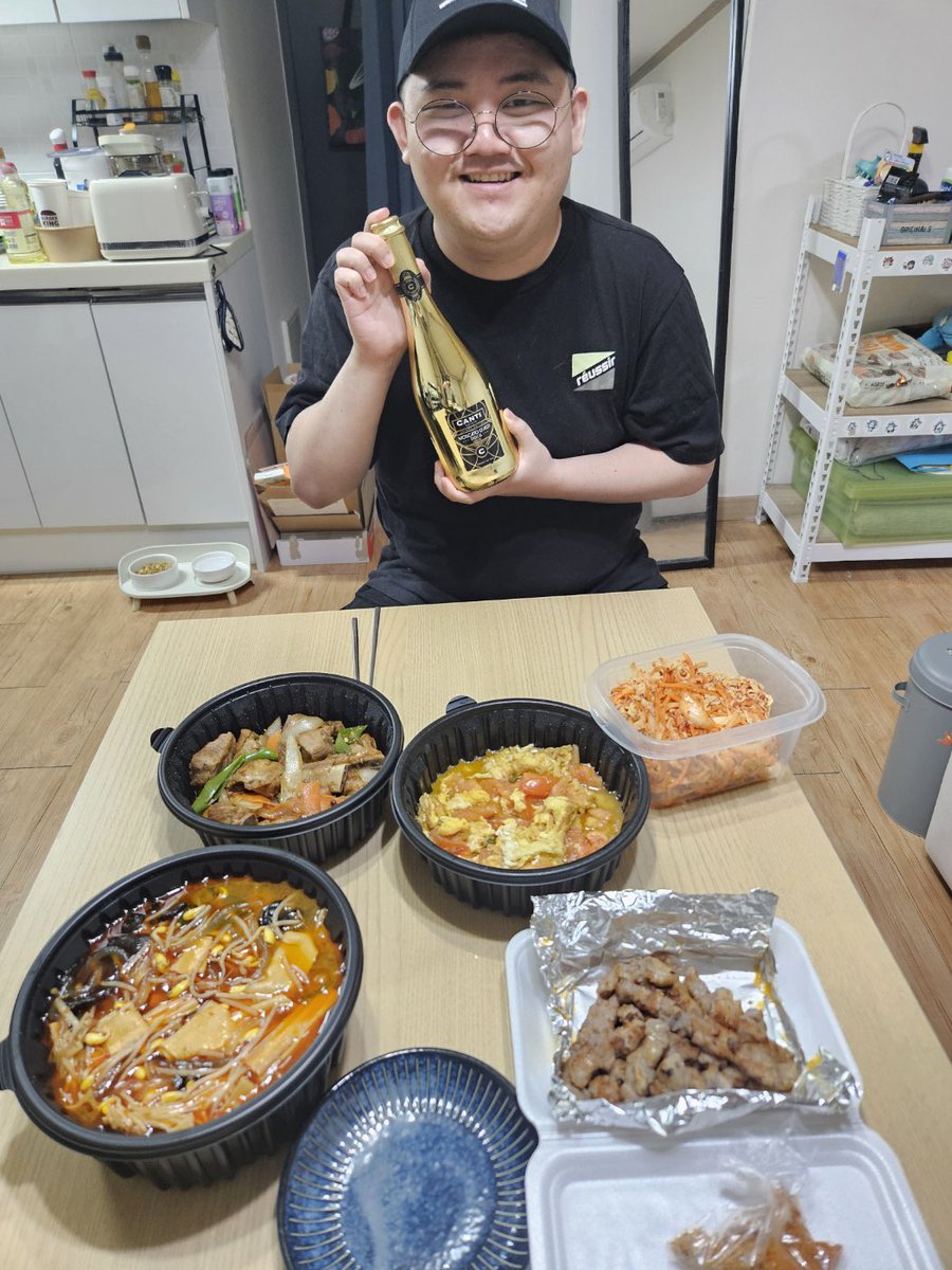 Oroseum1's tweet photo. 오늘은 포카락 생일이 아니다.
그래서 포카락 생일에 마시려고 산 와인을 마셨다. 맛있었다. 끗 https://t.co/kiZPSfDqpU