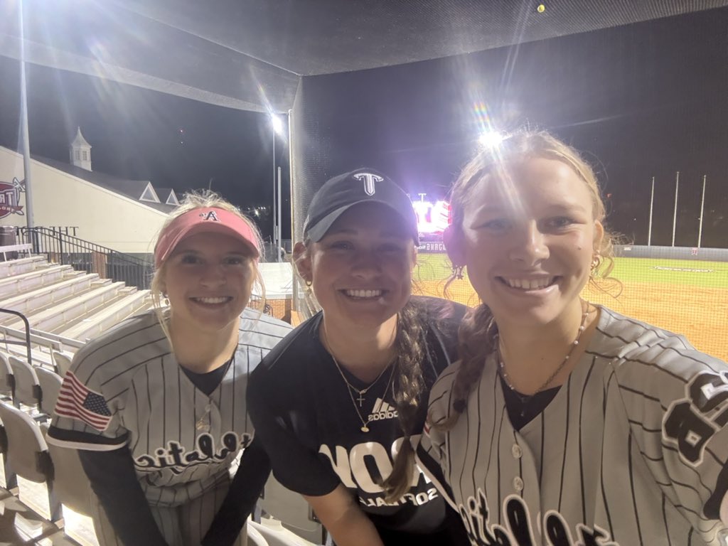 I had so much fun at the <a href="/TroyTrojansSB/">Troy Softball</a> this weekend!
Big thanks to all of the coaches!!!
<a href="/e_newellcoach/">Eric Newell</a> <a href="/NateTompkins/">Coach Nate</a> <a href="/CamdenDecker/">Camden Decker</a> <a href="/08SCANATIONAL/">SOCAL2026</a> <a href="/BSherSB/">Barb Sherwood</a>