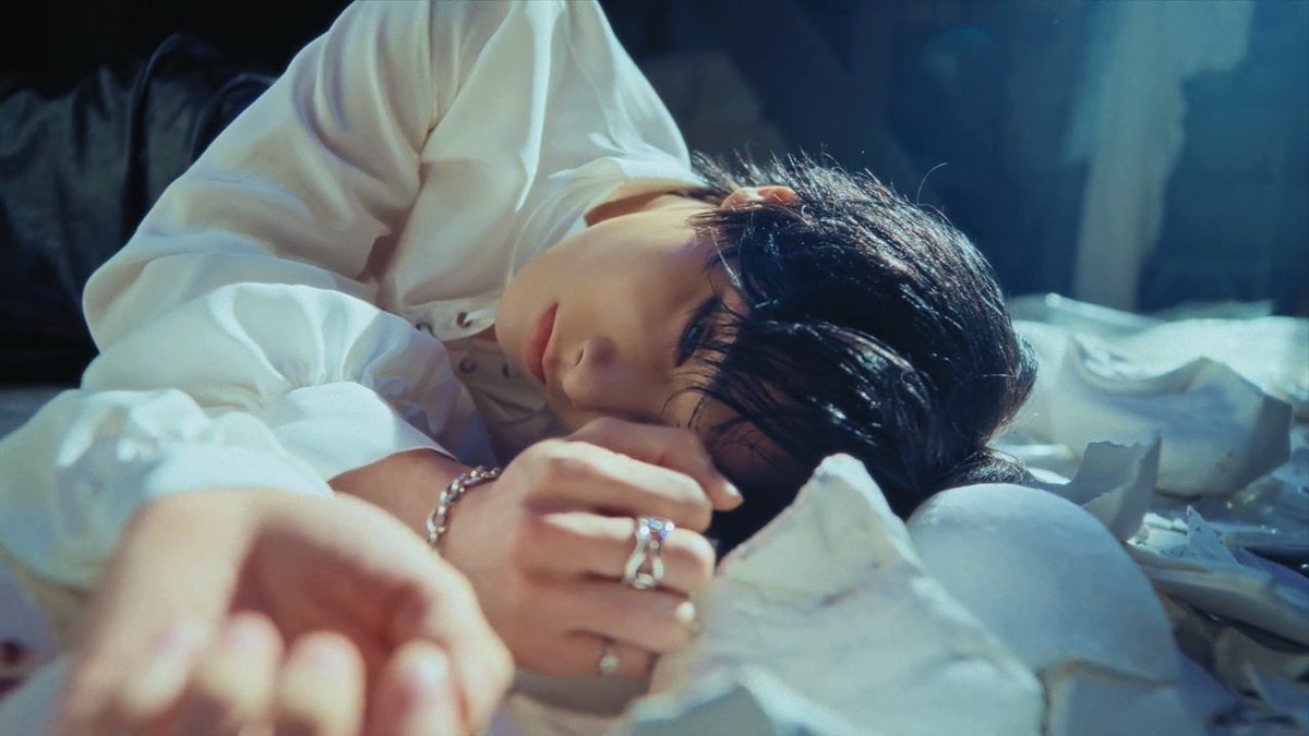 hyuniespring's tweet photo. no pudieron haber hecho un mv más perfecto para hallucination. TODO ES HERMOSO 

YOU'RE MY HALLUCINATION
#IN_HALLUCINATION #HALLUCINATION 
#I_N #아이엔 #StrayKids 
@Stray_Kids https://t.co/yX65MkN9zi