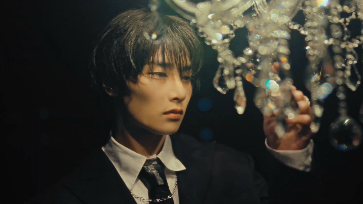 hyuniespring's tweet photo. no pudieron haber hecho un mv más perfecto para hallucination. TODO ES HERMOSO 

YOU'RE MY HALLUCINATION
#IN_HALLUCINATION #HALLUCINATION 
#I_N #아이엔 #StrayKids 
@Stray_Kids https://t.co/yX65MkN9zi