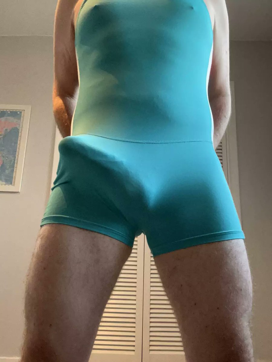 Alttoowell10's tweet photo. Singlet bulge 🍆 #bulge #singlet #gay https://t.co/j0PHfWtC18