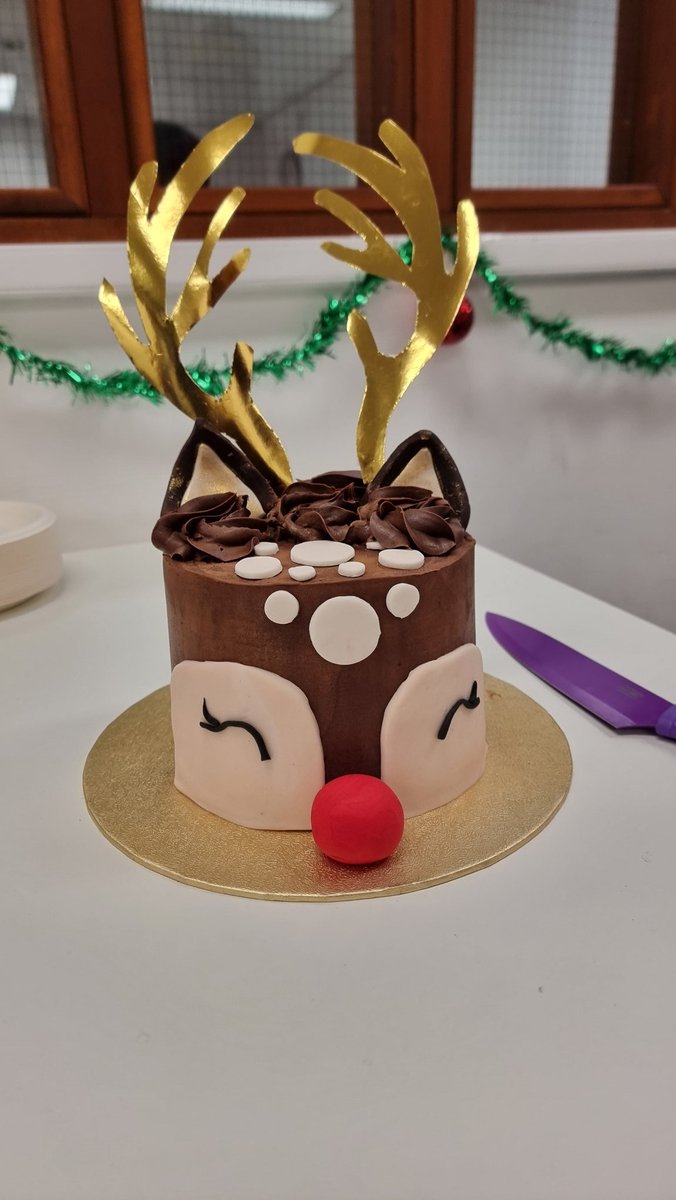 Better_Balham's tweet image. Our Knit &amp;amp; Knatter group aren&apos;t just creative at knitting!
One of the members made this adorable cake for the Xmas party today! 
#BalhamLibrary Knit &amp;amp; Knatter group meets every Monday at 10am.
@wandsworthlibs