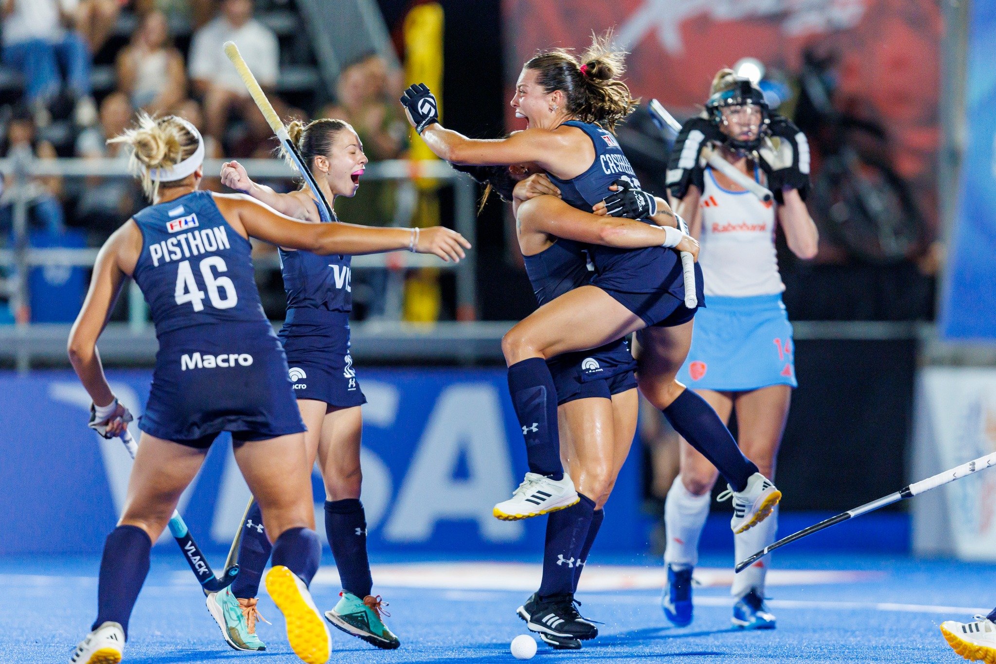 Juega Argentina 🇦🇷 on X: "@CFLeonas @LeonasARGHockey @MundoLeonas #Hockey 🏑 #FIHProLeague #SantiagodelEstero 📷FIH :: Gran triunfo de las #Leonas en la revancha 🤜🤛 #VamosArgentina :: Fecha 4 :: 🇦🇷 Argentina 3-2 Países