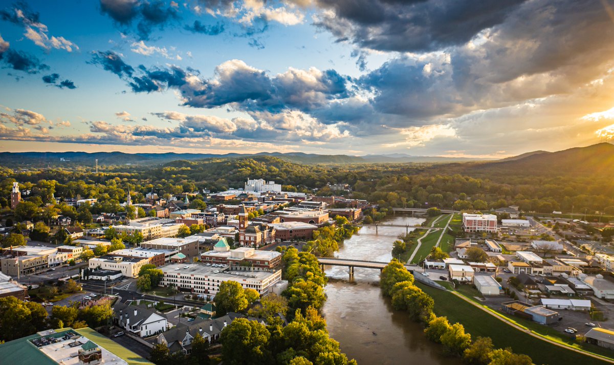 TrvlTasteTour's tweet photo. 🌸 Spring in Rome, GA:
🏞️ Trails, paddling &amp; wildlife at Berry College &amp; Coosa River
🎉 Festivals like RoFlo Fest &amp; Bacon Fest
🕰️ Historic landmarks &amp; live music downtown
Experience nature, culture, &amp; history this spring!
#ExploreRomeGA #SpringInRome https://t.co/EmUjvhc7mf