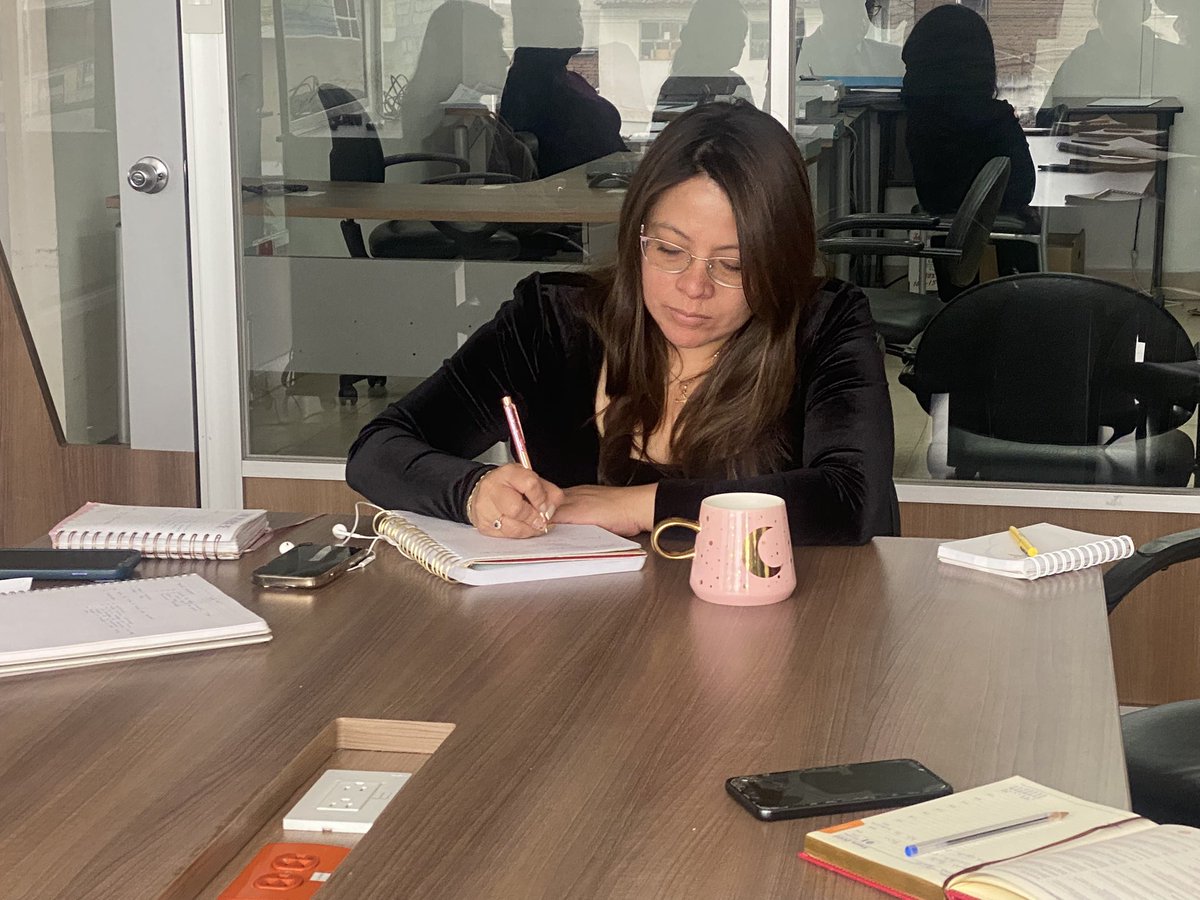 CotopaxiCJ's tweet photo. #AHORA | La Directora de @CotopaxiCJ, @MaBeBedon mantiene una reunión de trabajo con el personal administrativo, para programar las acciones a realizarse en las próximas semanas, en búsqueda de brindar un mejor servicio de justicia. https://t.co/h6QxZwODIV