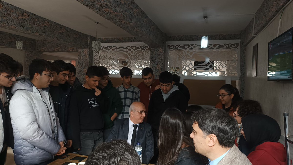 mardinfenlisesi's tweet photo. Kariyer günleri kapsamında okulumuzda İstanbul üniversitesi rektör yardımcısı Profesör Doktor Yahya GÜLDİKEN hocamızı konuk ettik. Meslek seçiminin önemi, doktorluk mesleğinin zorlukları ve hayat tecrübeleriyle  öğrencilerimize ışık tuttuğu için kendilerine müteşekkiriz. https://t.co/S8iTyAMQvL