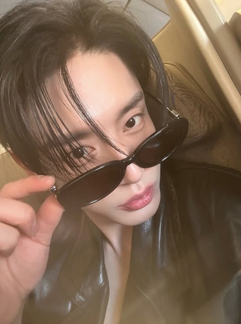 Lagi merasa keren banget, jadinye abang memutuskan buat ngambil selca pake HP abang nyang udeh gak seberape ntu. Tapi kaga ngape, meski HPnye jelek, muka abang tetep bisa bikin elu pada terpesona anjay 😎