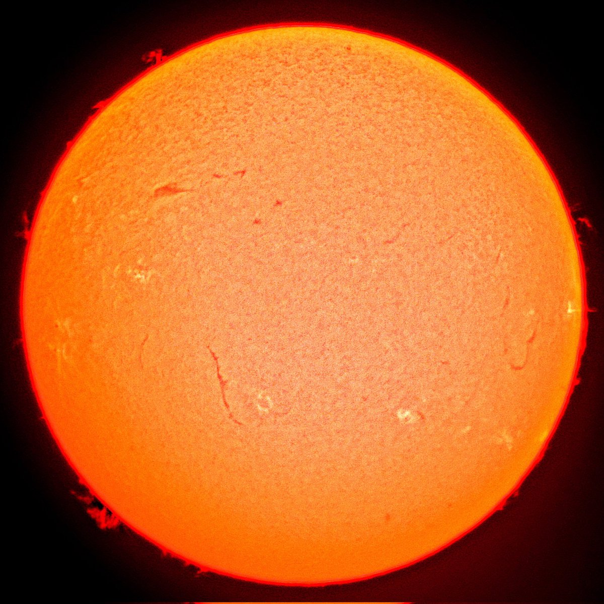 Astroviar's tweet photo. Güneş'in çekirdeğinde saniyede 4 milyon ton hidrojen helyuma dönüşür. Ancak bu kayıp, Güneş' in toplam kütlesine kıyasla o kadar küçüktür ki, bu süreç milyarlarca yıl  boyunca devam edebilir.

#uzay #evren #space #universe https://t.co/TdKd7iXc26