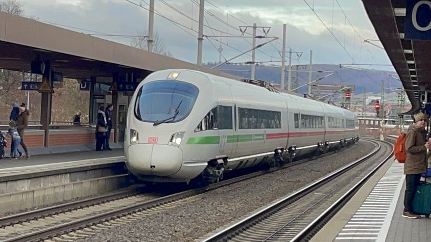 Zugzone0's tweet photo. Hier sieht man einen #ICE T, welcher in #Göttingen #Bf einfährt. Hier ist der #ICE T mit Grünem Streifen auf #Triebkopf versehen. Der ICE T hat die Eigenschaft, in Kurven sich zuneigen, um noch schneller durch Kurven zufahren. https://t.co/y3k29XIff0