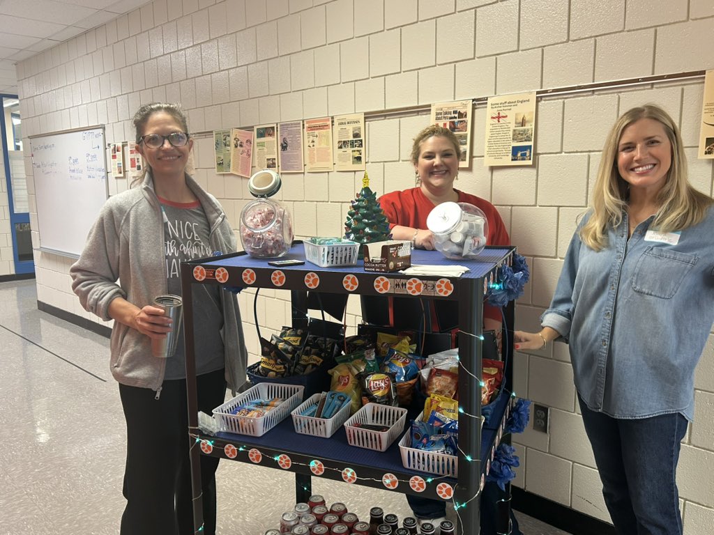 LoweESLeopards's tweet photo. The PTA woot Woot wagon is making its rounds today! 🌟 

So thankful for the PTA for all they do to support our school. 🏫 https://t.co/1iplWA6ndb