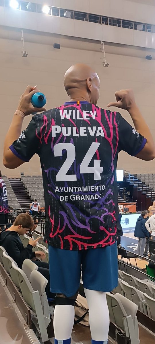 RHULEBasketball's tweet photo. El baloncesto se comparte, he aquí un ejemplo. Torneo Navideño organizado por @fundacioncbg compartiendo y disfrutando, otro año, con tantas personas a las que casi no ves en todo el año, pasándolo todos genial... Y tengo un equipazo 👏🏼👏🏼👏🏼💪🏼🏀🔥https://t.co/e2zuwAWoKh https://t.co/pQCFFjLuIR