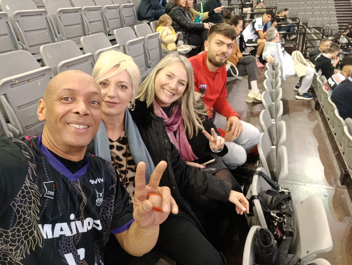 RHULEBasketball's tweet photo. El baloncesto se comparte, he aquí un ejemplo. Torneo Navideño organizado por @fundacioncbg compartiendo y disfrutando, otro año, con tantas personas a las que casi no ves en todo el año, pasándolo todos genial... Y tengo un equipazo 👏🏼👏🏼👏🏼💪🏼🏀🔥https://t.co/e2zuwAWoKh https://t.co/pQCFFjLuIR