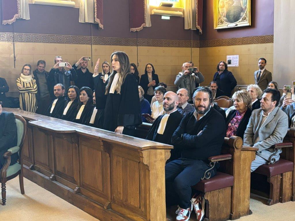 PremierPau's tweet photo. «Je jure, comme avocat, d'exercer mes fonctions avec dignité, conscience, indépendance, probité et humanité», extrait de la prestation de serment de 14 nouveaux avocats des barreaux du ressort, recueillie par la cour d’appel de Pau ce jour. Un moment fort et empreint d’émotion. https://t.co/0mDvwymzK2