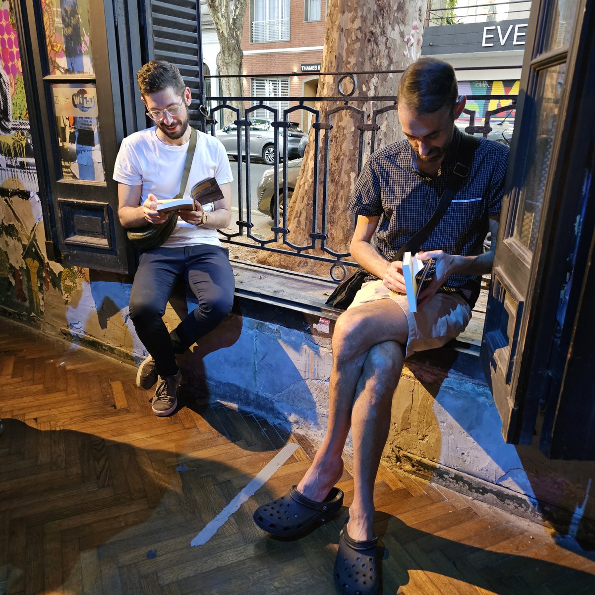 ✨️ Les compartimos fragmentos de lo que fue la maravillosa presentación de "Si no fuera por este pulso" de Axel Levin editado por <a href="/PreTextosLibros/">Pre-Textos</a> 📚

🏆 Ganadora del I Premio Nuevos Narradores de la Fundación Mediterráneo

En charla con <a href="/LuisMey/">Luis Mey</a> , <a href="/florcanosa/">Flor Canosa</a> y <a href="/_Lamberti/">Luciano Lamberti</a> 📖