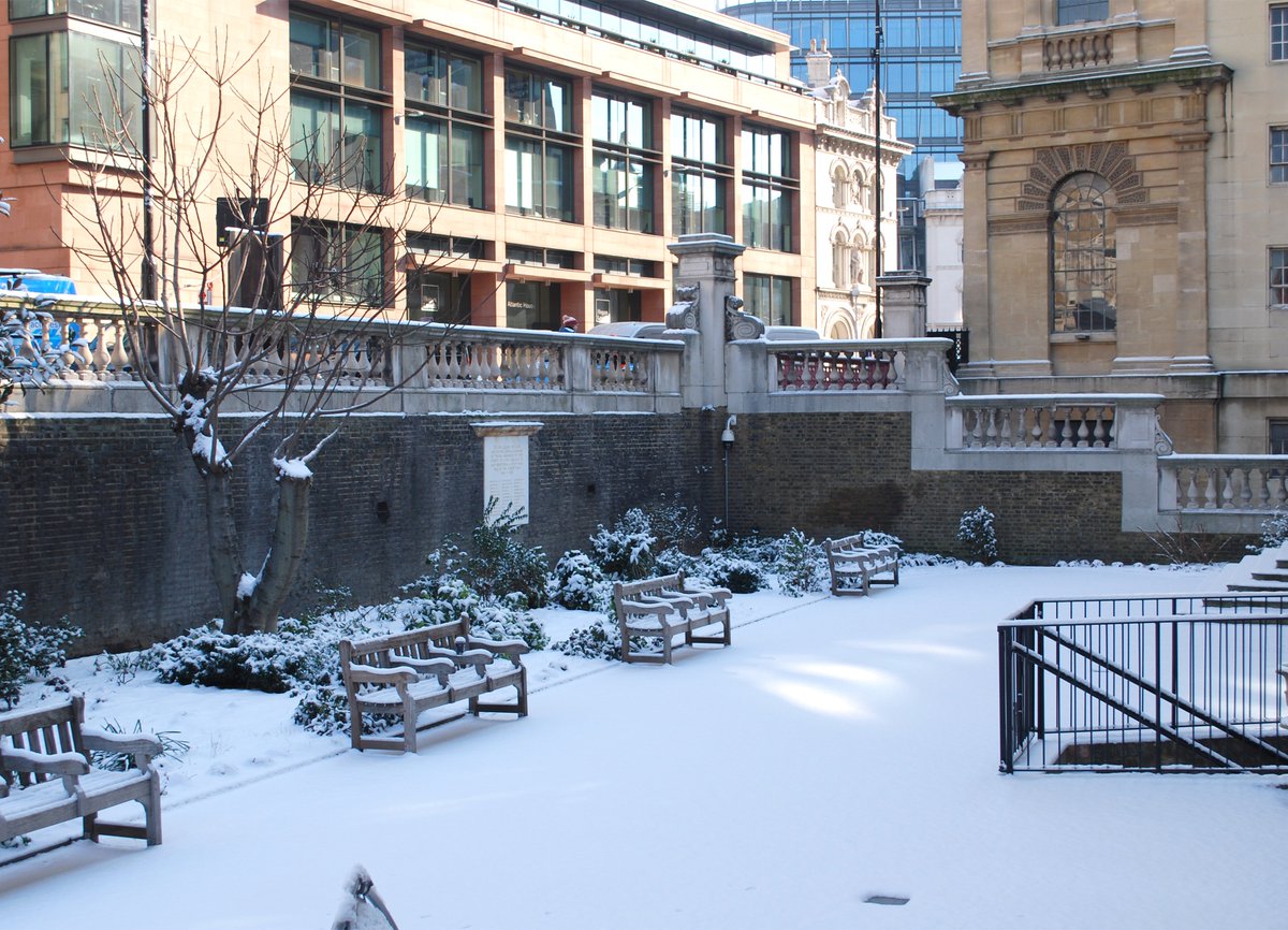HolbornVenues's tweet photo. As Christmas draws near all of us at Holborn Venues wish you a very merry Christmas and a happy New Year. 

To get you in the mood, here are some beautiful pictures of St Andrew Holborn in the snow from a few years ago. https://t.co/4dhVOo5nFv
