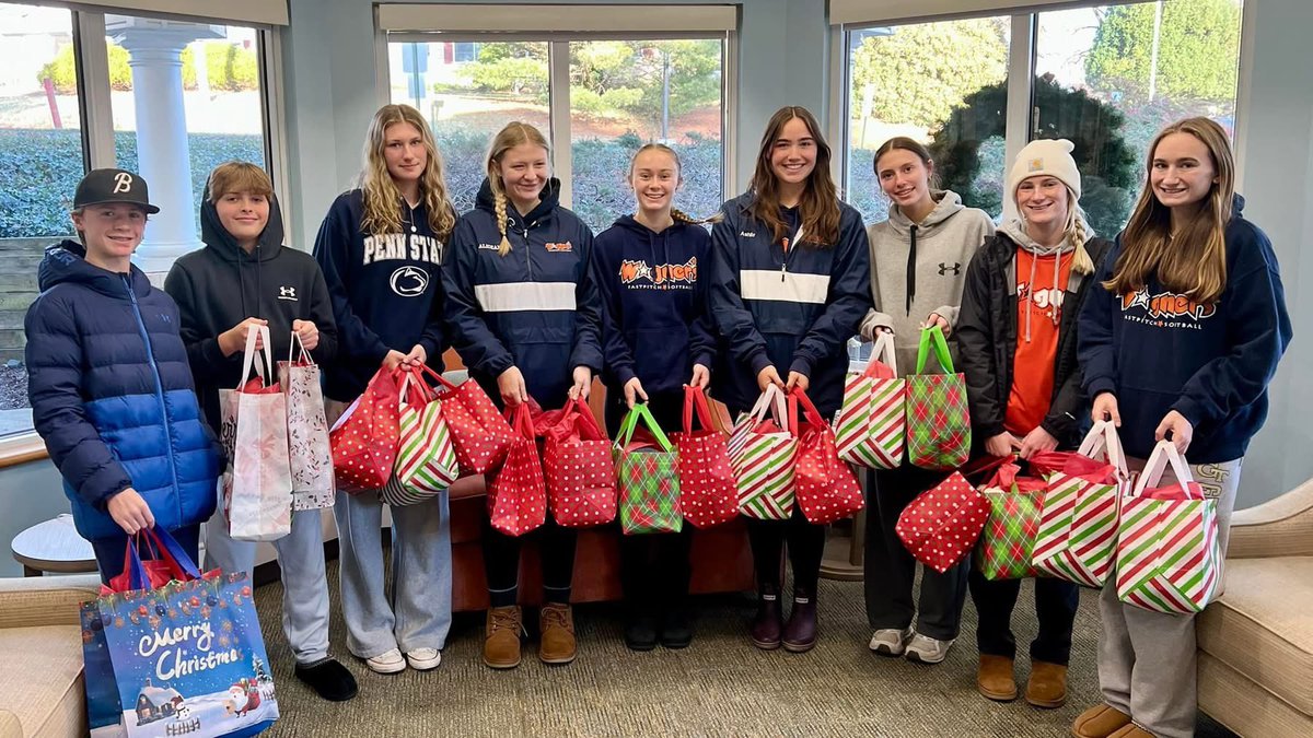 Aliceanna07's tweet photo. 🥎Wagner’s Day of Service‼️
We started out the day with Wreaths across America honoring our veterans. 
We then continued our service day with Project Comfort handing out 66 donated blankets to the residents of a local retirement home. Humbled and honored to give back @WagnersHuff https://t.co/jRAXhdDBmK