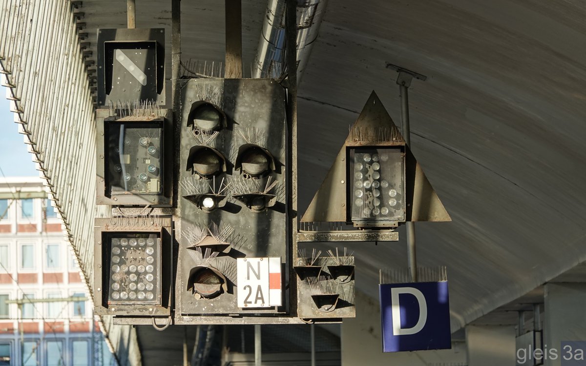 Gemäß dem Motto „darf es noch ein Anzeiger mehr sein?“ hängt dieser betrieblich abgeschaltete Weihnachtsbaum als Zwischen- und Ausfahrsignal am Bahnsteigdach im Hauptbahnhof Münster(Westf).