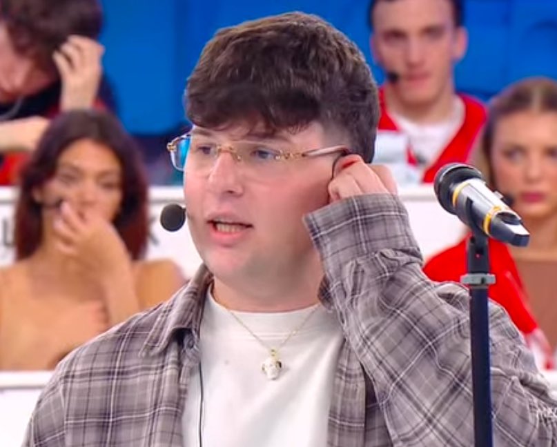 marisodefloppis's tweet photo. no ma è letteralmente il figlio illegittimo di petit e geolier 

#amici24 https://t.co/lDOeSsfNOU