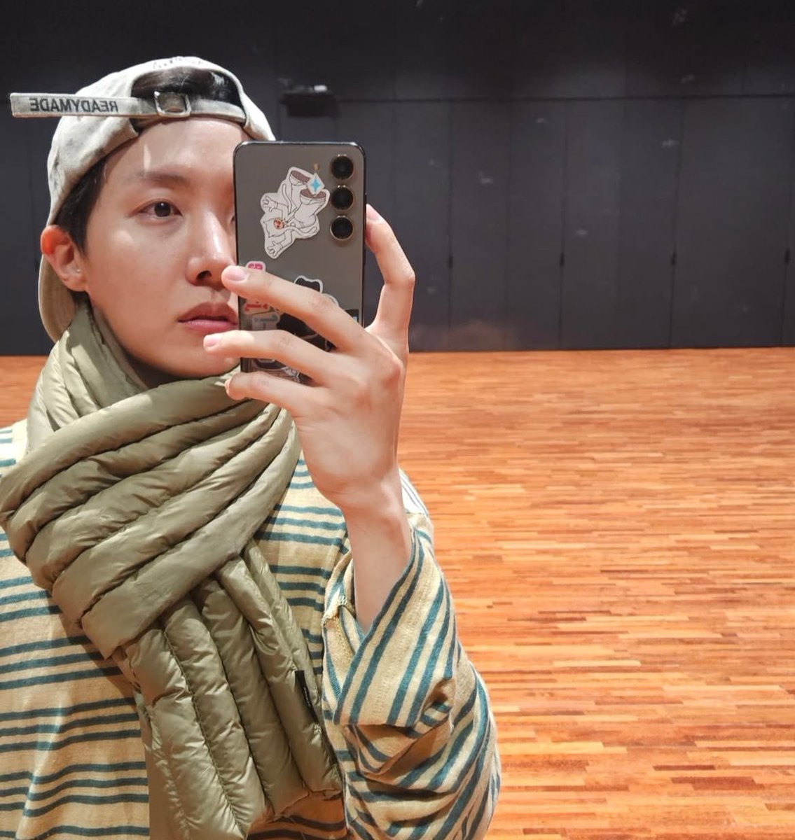 jhopewaist's tweet photo. j-hope new instagram post 

🎶 Kendrick Lamar, SZA - luther https://t.co/BtWsuX5Sl9
